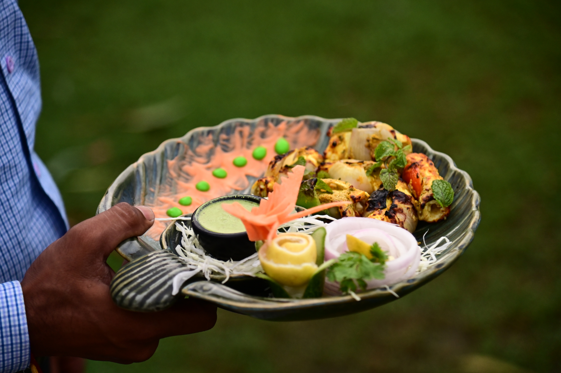 Grilled tandoori platter with mint chutney